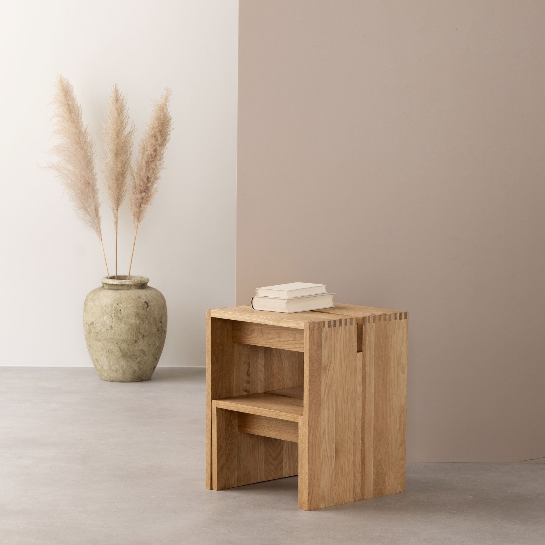 Rei sidebord/trappestige